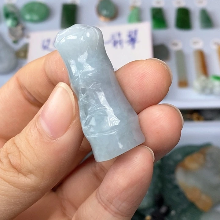 翡翠吊坠(赠链)未镶嵌好