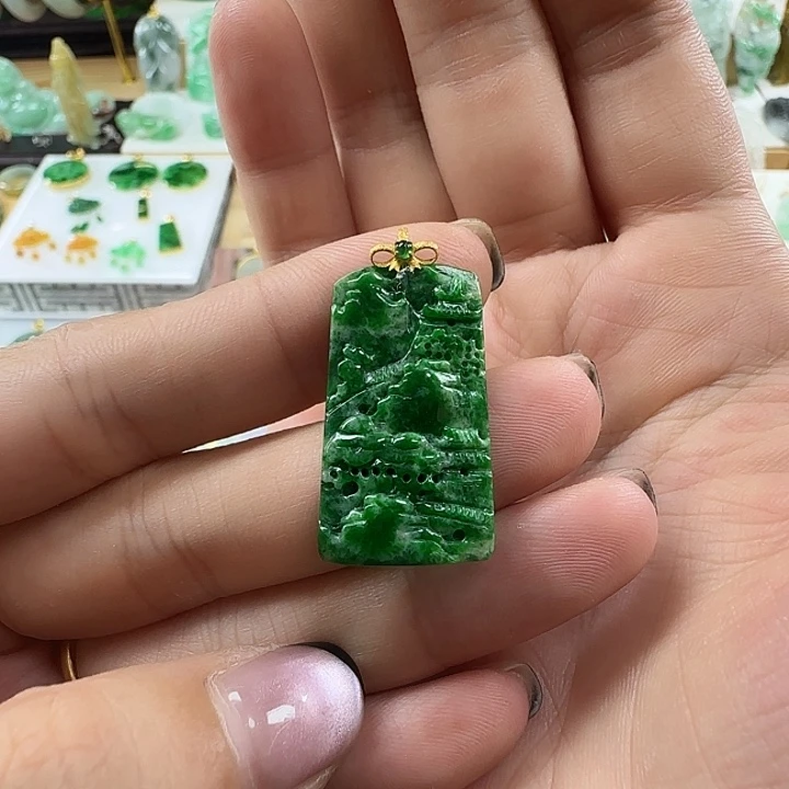 翡翠未镶嵌颈饰绿山水牌