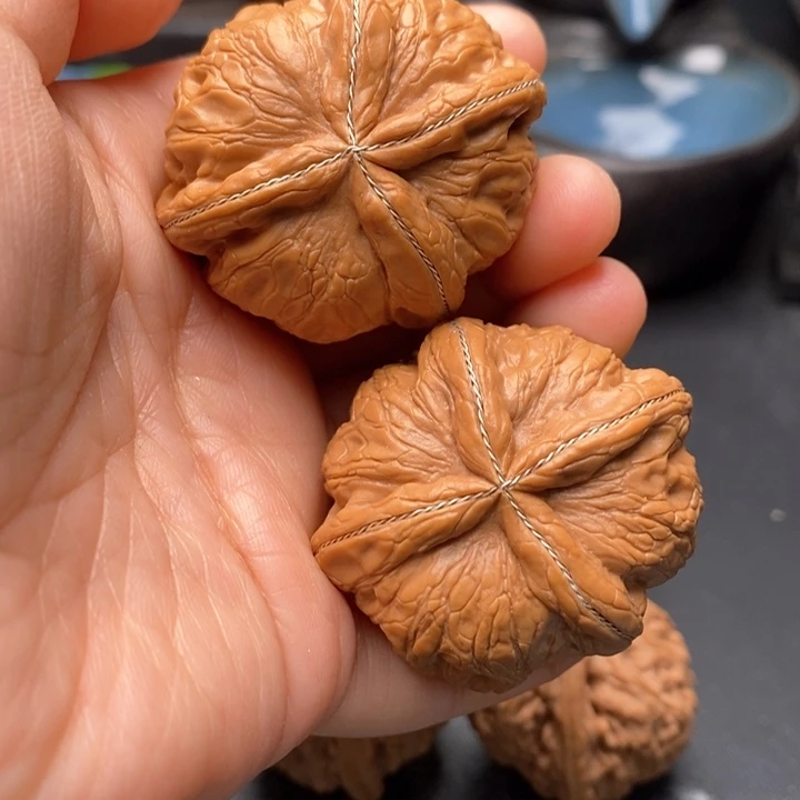 文玩核桃把件龙爪元宝