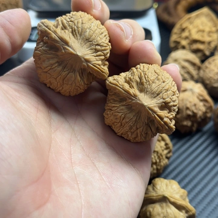 逍***君把件文玩核桃41尺48克绣球