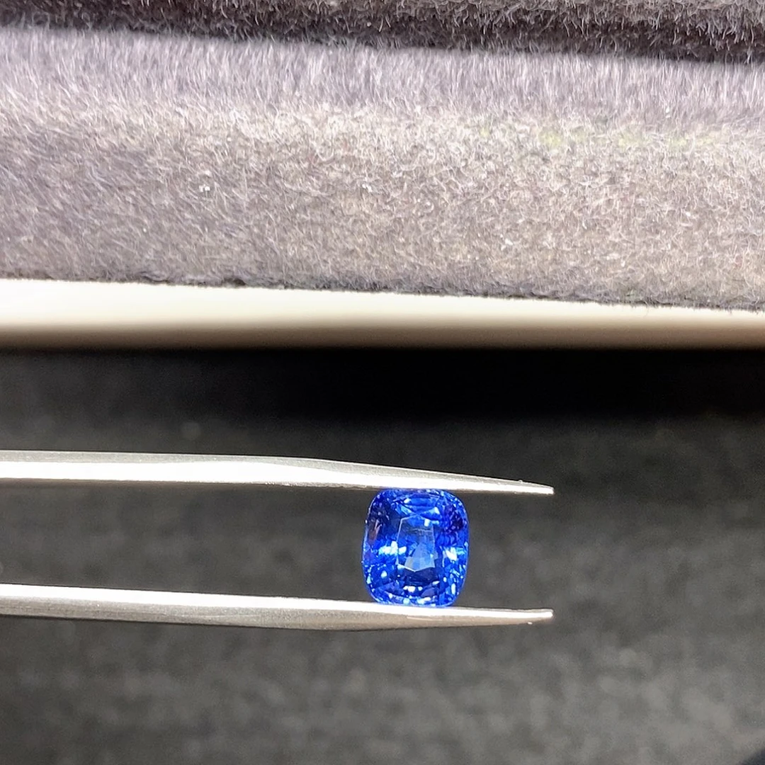 蓝宝石裸石2.58克拉天然全净玻璃体璀璨火彩皇家蓝蓝宝石
