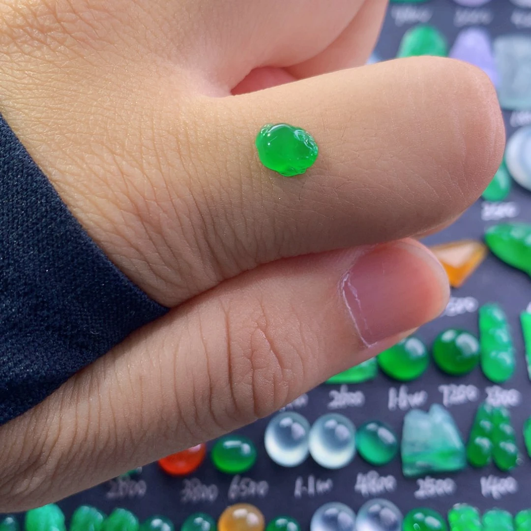 翡翠未镶嵌颈饰金蟾