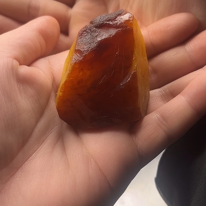 闫***l定制琥珀未镶嵌纯天然蜜蜡吊坠