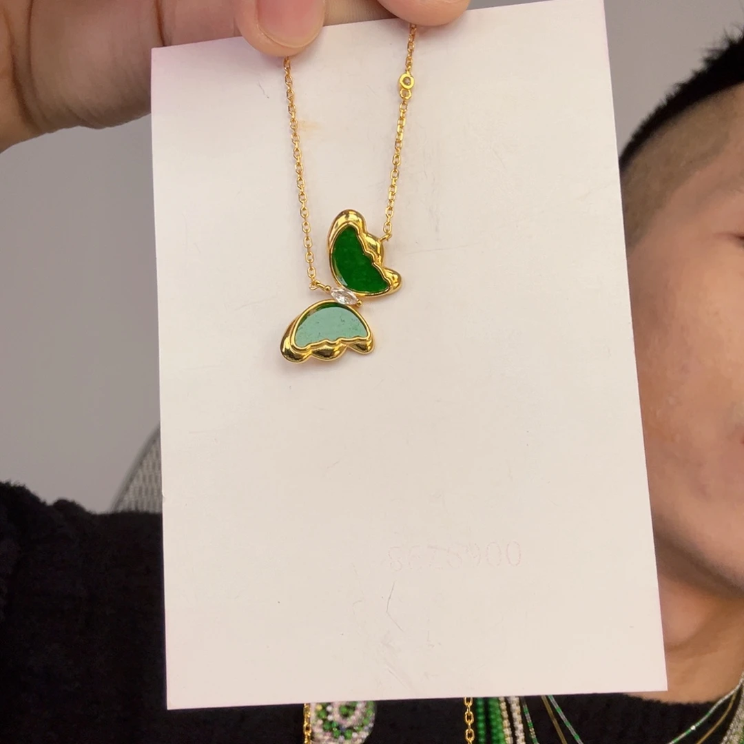 翡翠未镶嵌颈饰一件