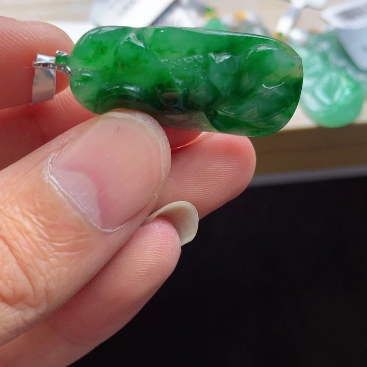 翡翠18K金镶嵌颈饰吊坠