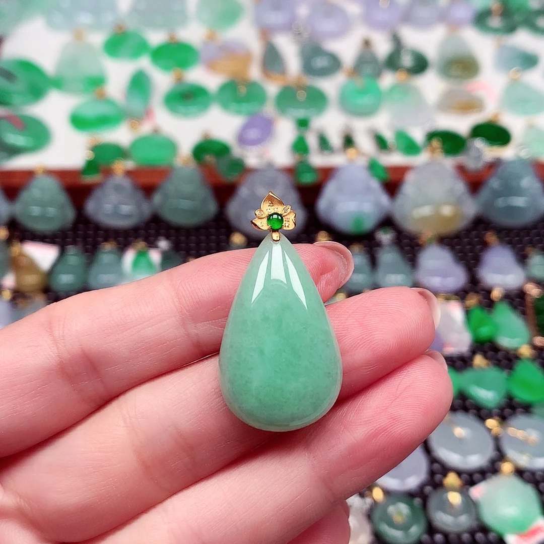 翡翠18K金镶嵌颈饰