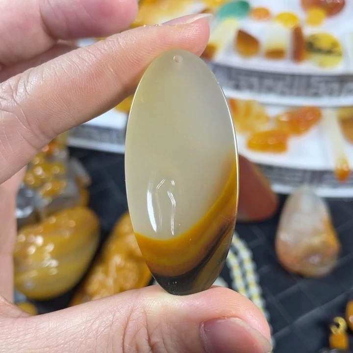 石英质玉（黄龙玉）未镶嵌颈饰