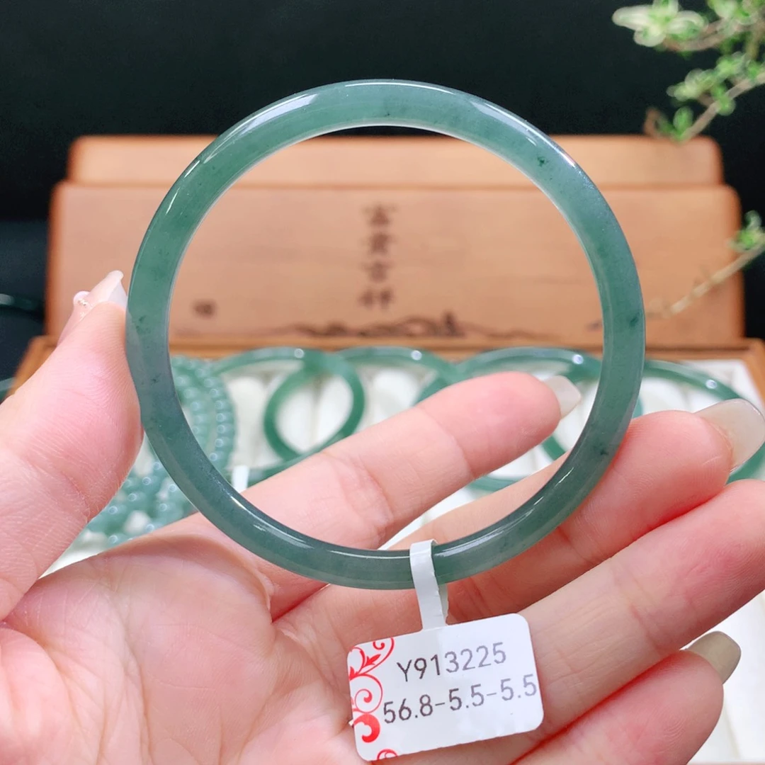 翡翠手镯未镶嵌天然