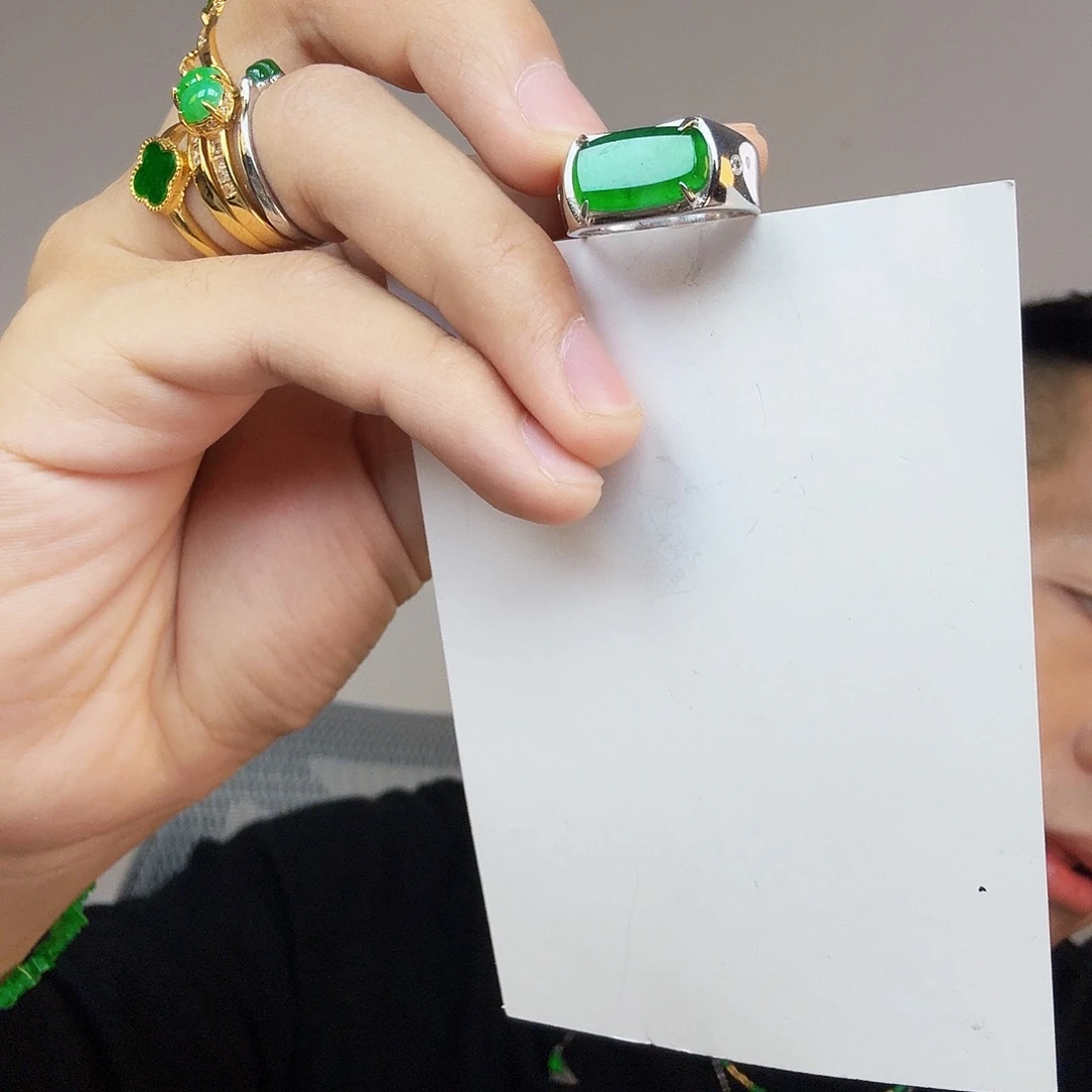 翡翠未镶嵌颈饰一件