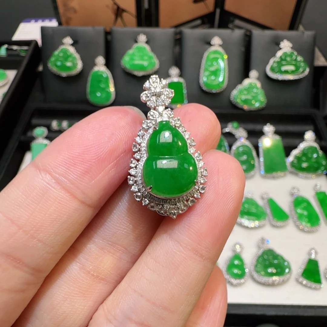 翡翠18K金镶嵌颈饰葫芦