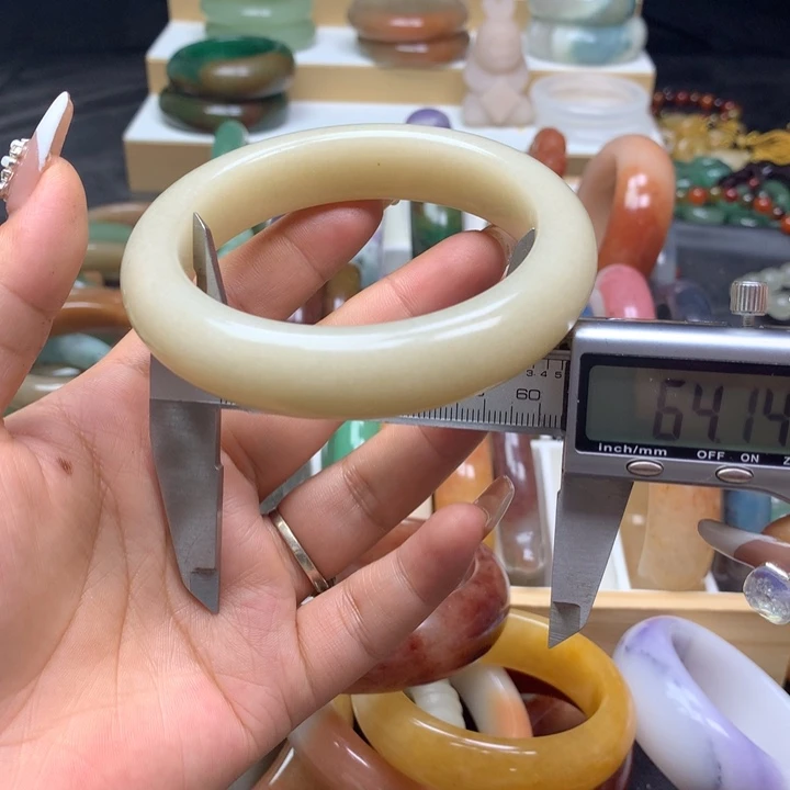 未镶嵌手镯石英质玉
