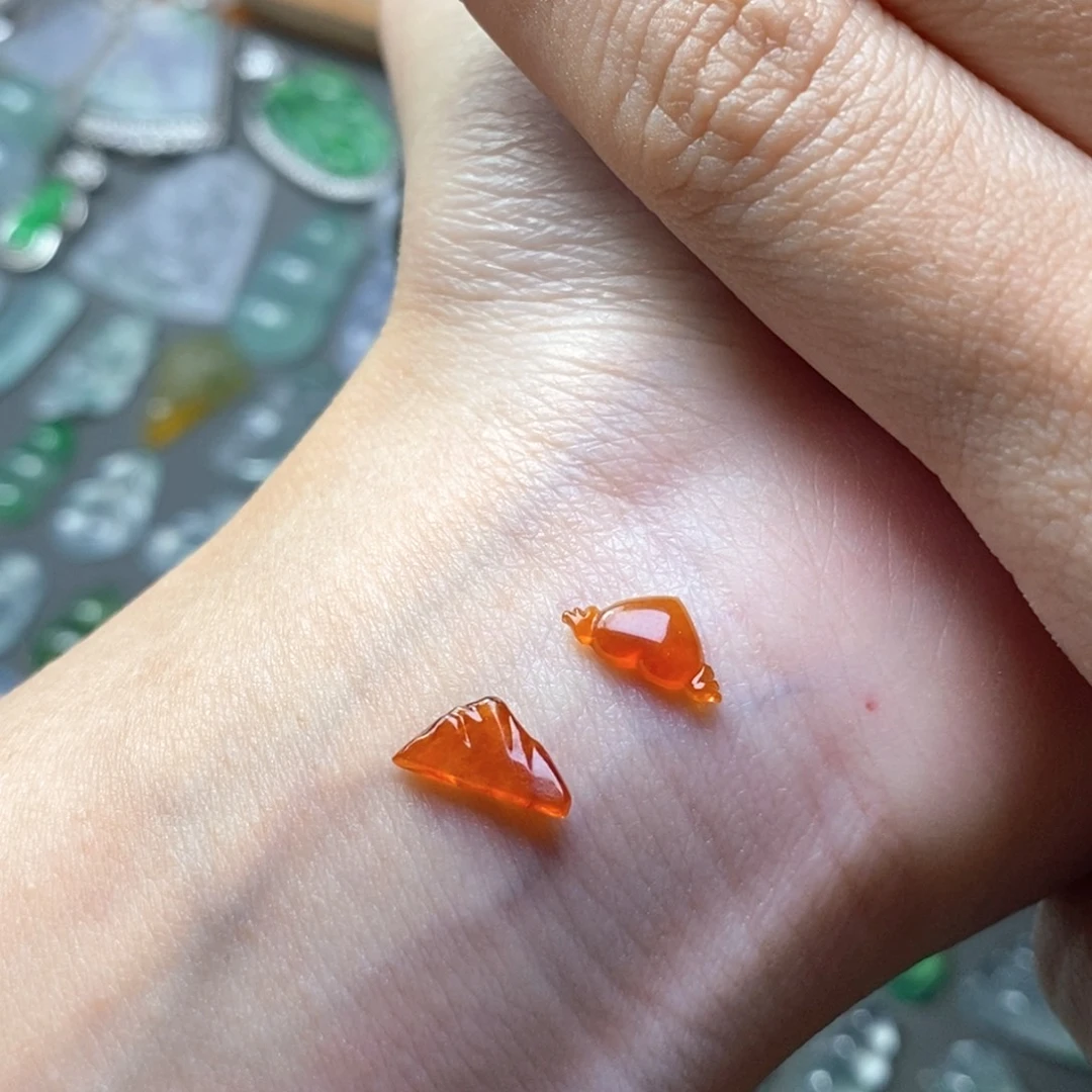 娃***脸翡翠未镶嵌颈饰翡翠