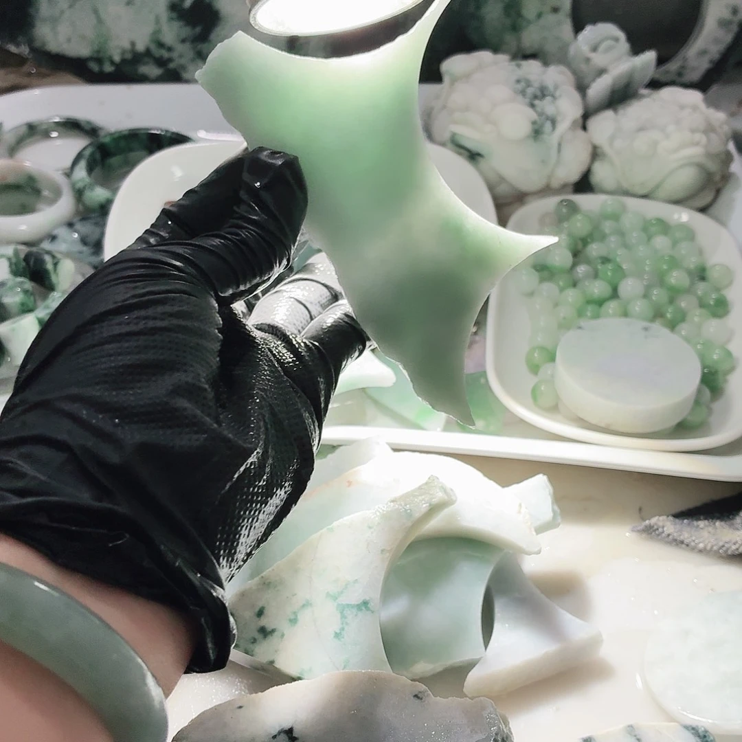 翡翠未镶嵌颈饰边角料