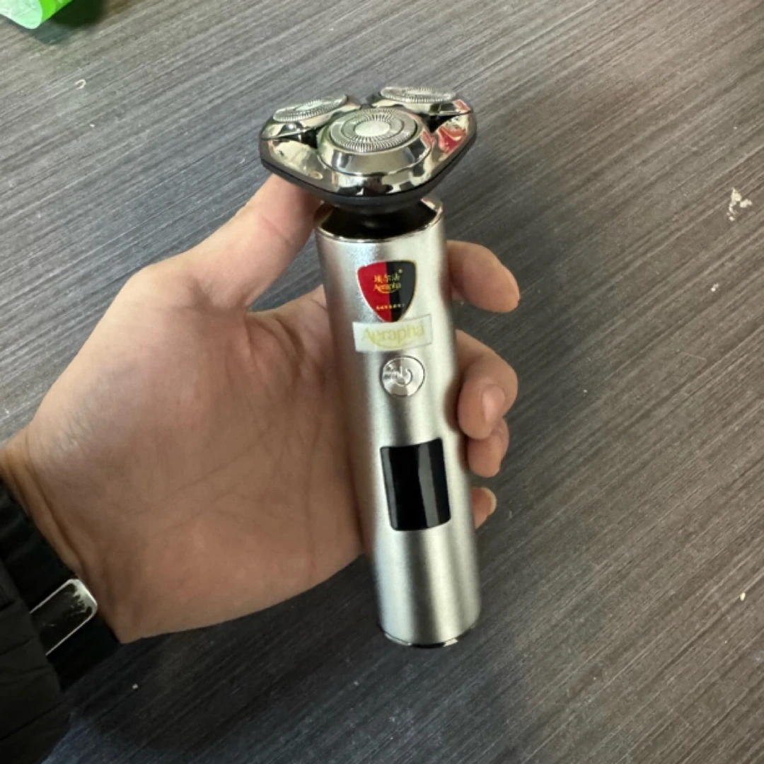 高端智能三刀头剃须刀全身水洗带数显充电式