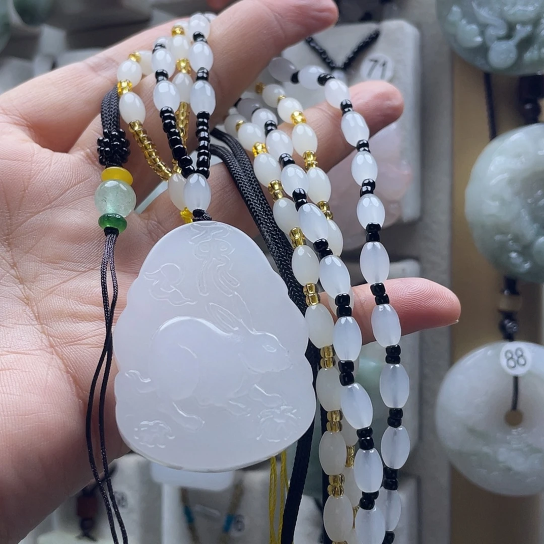 石英质玉未镶嵌颈饰