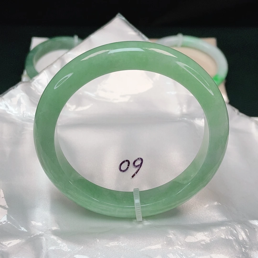 翡翠手镯未镶嵌泥鳅背