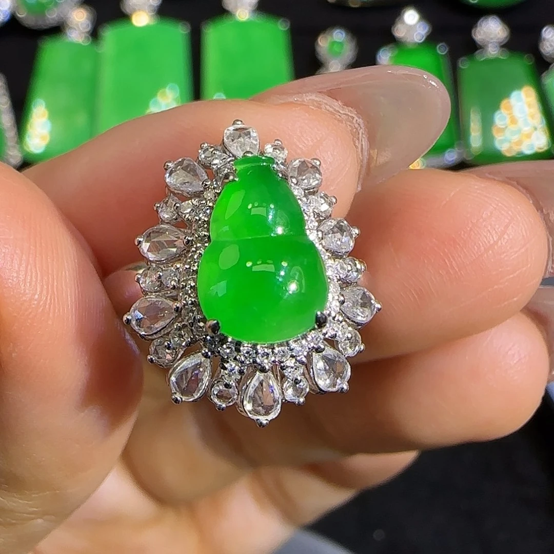 翡翠戒指18K金镶嵌。