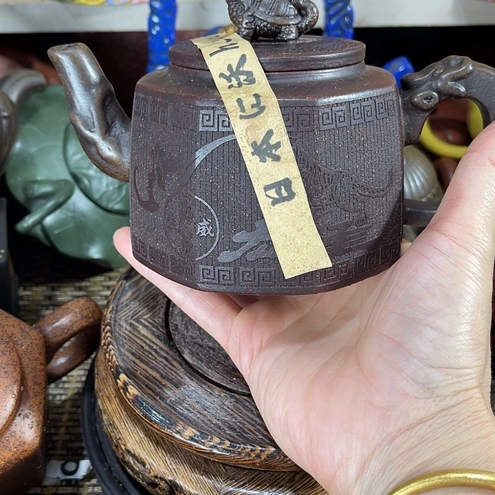 茶壶紫砂原矿泥料手工制作的一把紫砂壶。