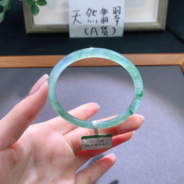 翡翠手镯未镶嵌大*子天然翡翠手镯