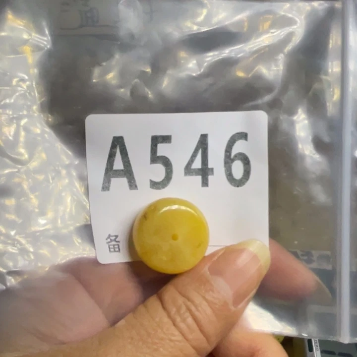 琥珀未镶嵌裸石微瑕20.3小坑