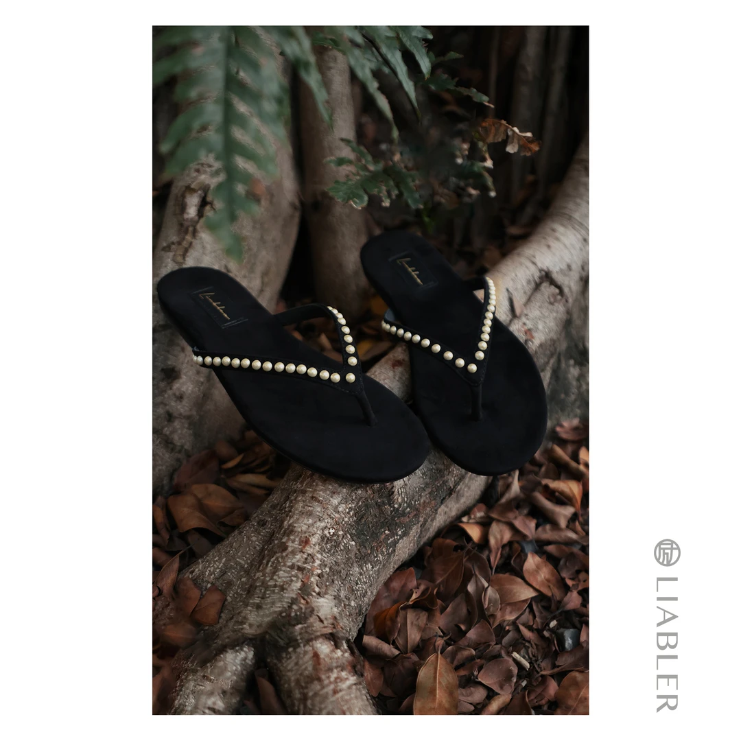 LIABLER/励25小香风珍珠平底夹脚人字凉拖鞋 LSS251045A