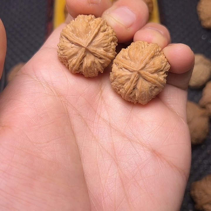 文玩核桃吊坠四棱