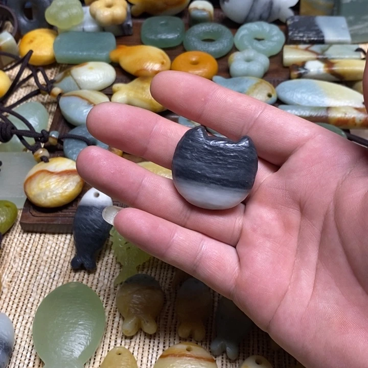 光***战蛇纹石玉未镶嵌颈饰