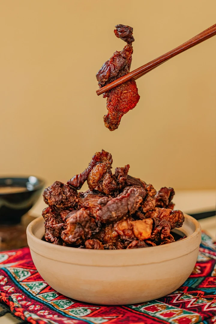 草原萌小妹风干牛肉筋