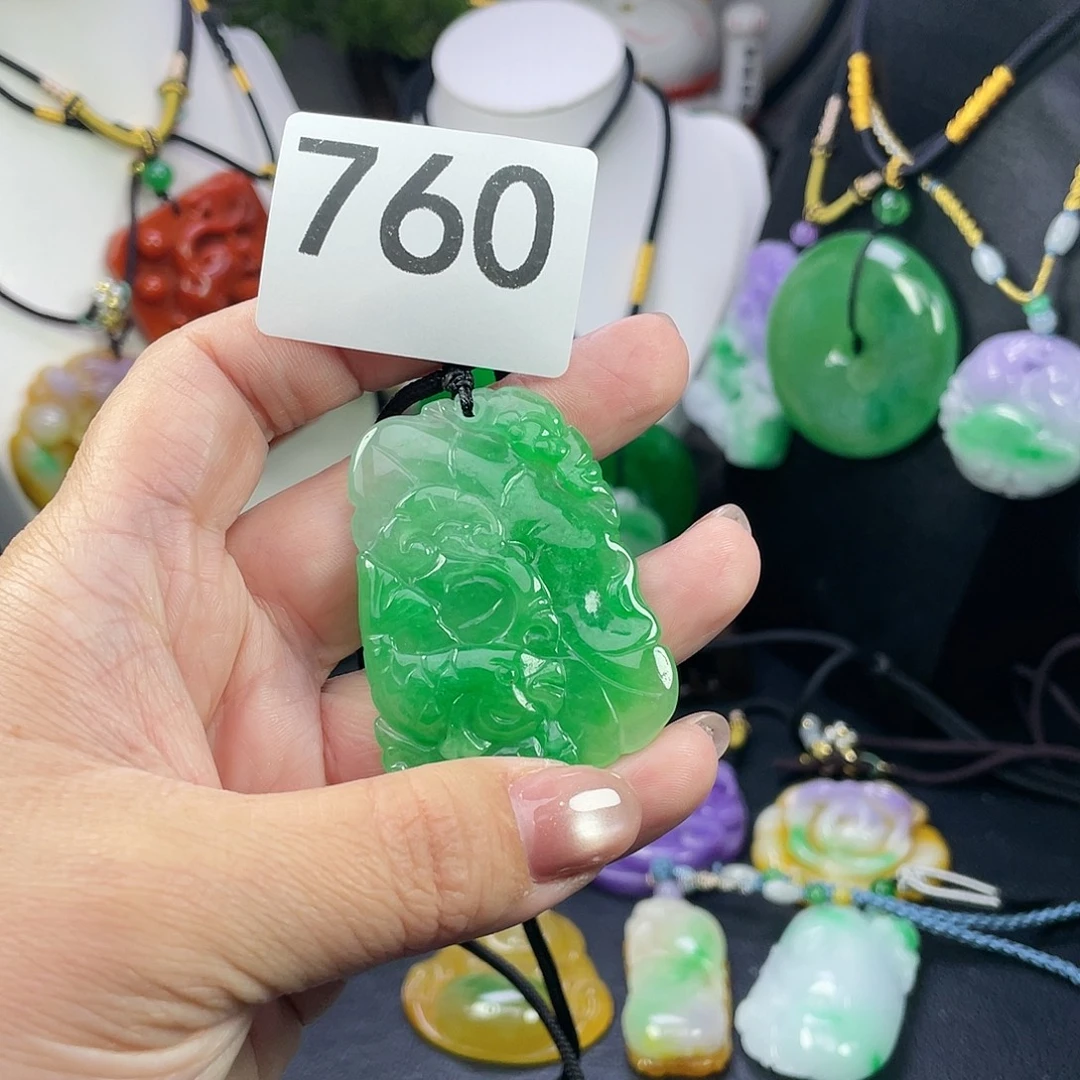 翡翠未镶嵌吊坠(赠链)