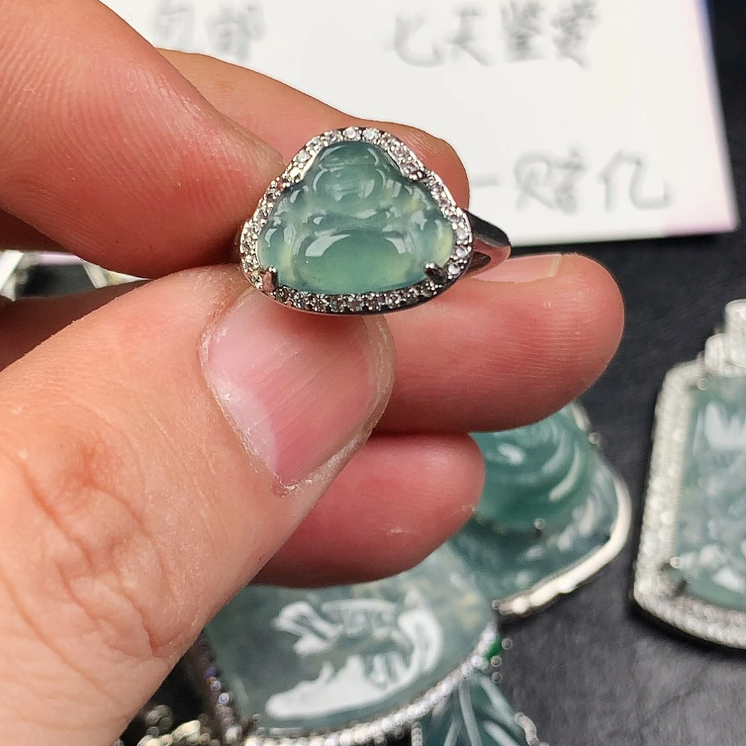 翡翠未镶嵌颈饰佛公戒指