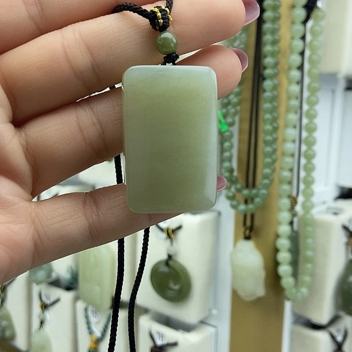 我***陳和田玉未镶嵌颈饰