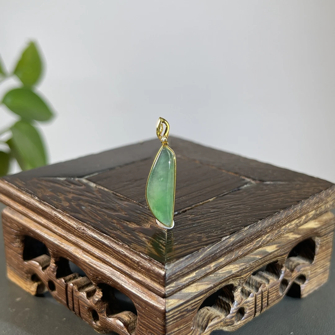 JYB31-137 天然缅甸A货翡翠  18K含钻镶嵌翡翠吊坠