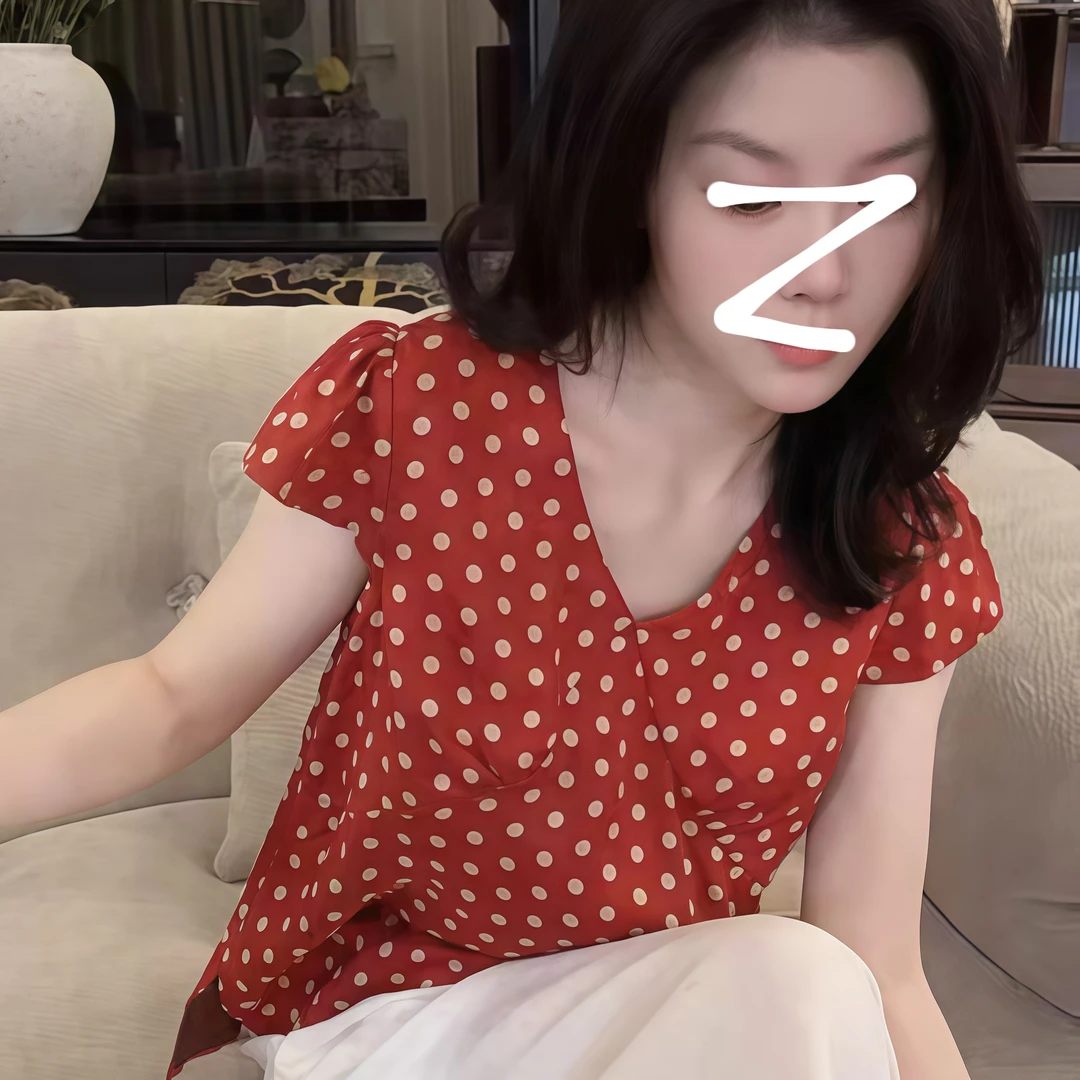 复古港风v领红色波点短袖衬衫女夏季新款小众设计感减龄开叉上衣