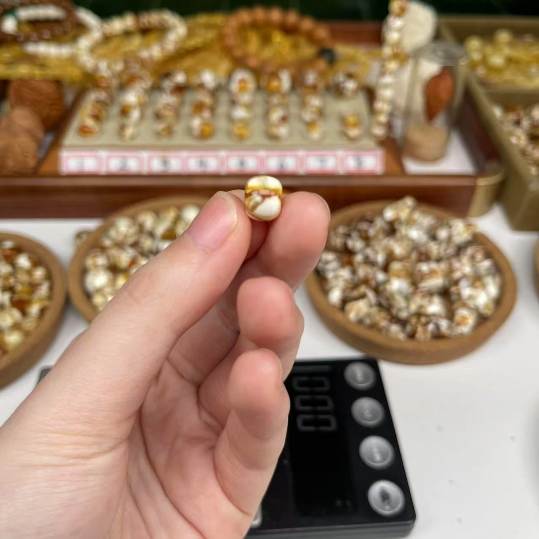 沁色蜜蜡白花老邢一物一图尺寸9.1mm乘7.5mm搭配手串好看9163号