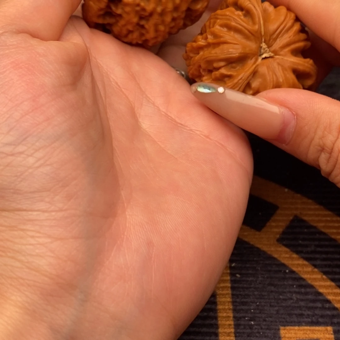 O***k文玩核桃吊坠白狮子