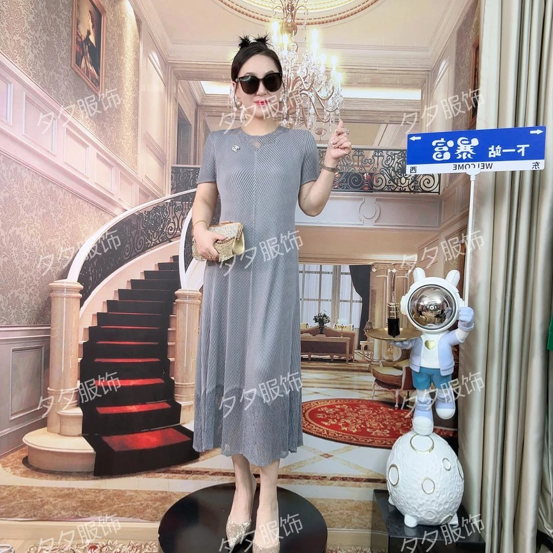 夏季新款褶皱蕾丝中长款V领连衣裙（送胸针）