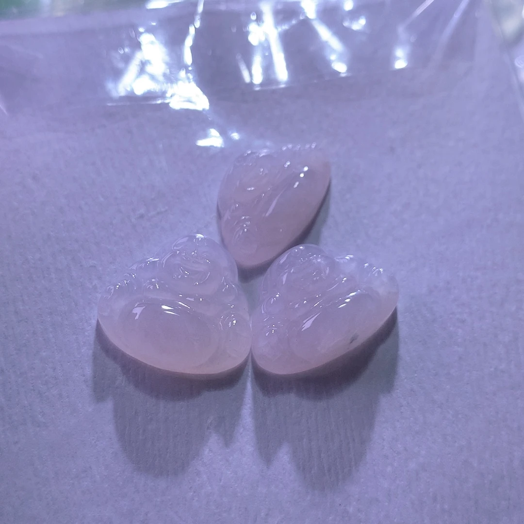 翡翠未镶嵌颈饰一手