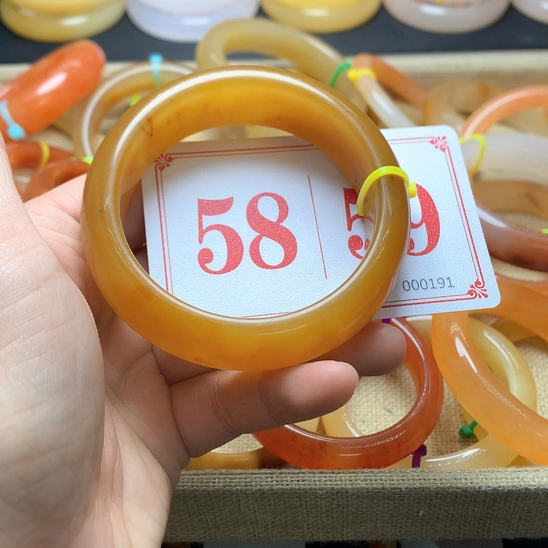 未镶嵌石英质玉（黄龙玉）手镯