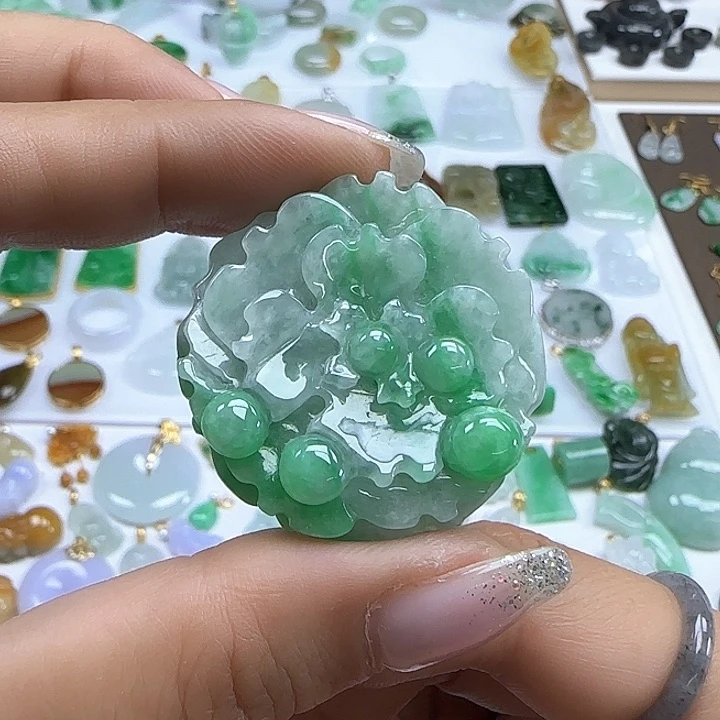 翡翠颈饰未镶嵌飘绿牡丹花