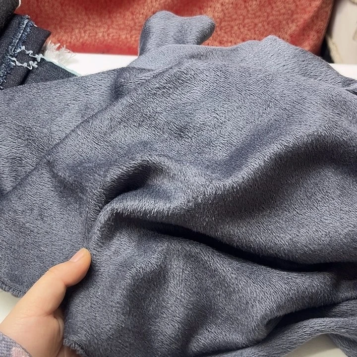 混纺深灰针织拉架2米。