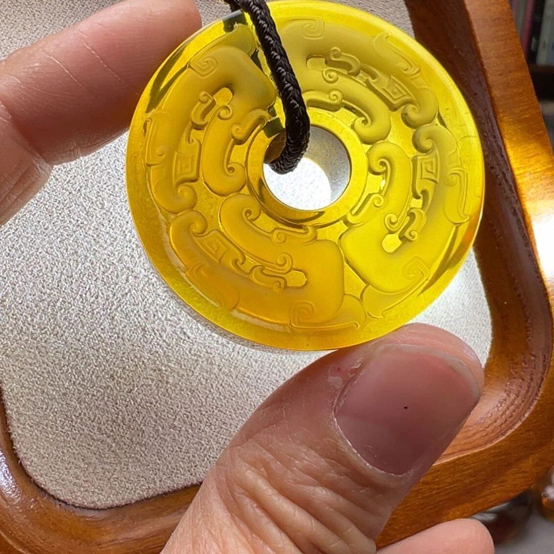 琥珀颈饰未镶嵌龙纹壁