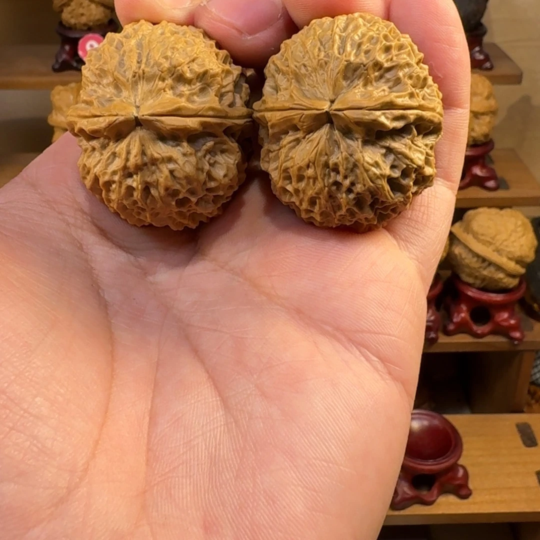 铁核桃把件臻龙铁绣球