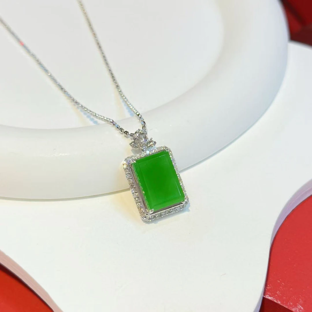 【红娘子】18K金三叶花镶嵌10*15mm和田玉苹果绿无事牌HNZ8849