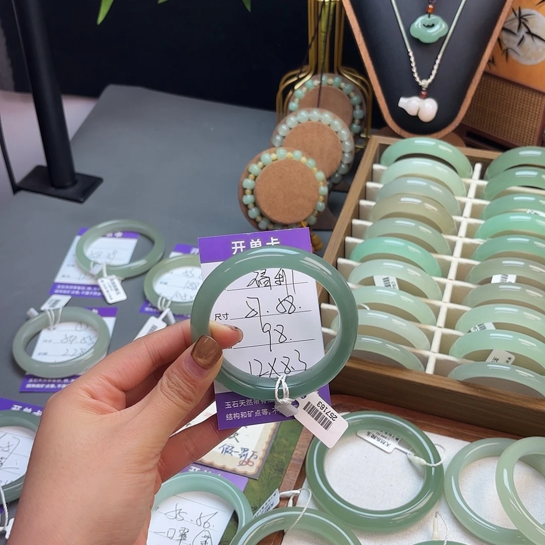 东陵石未镶嵌手镯