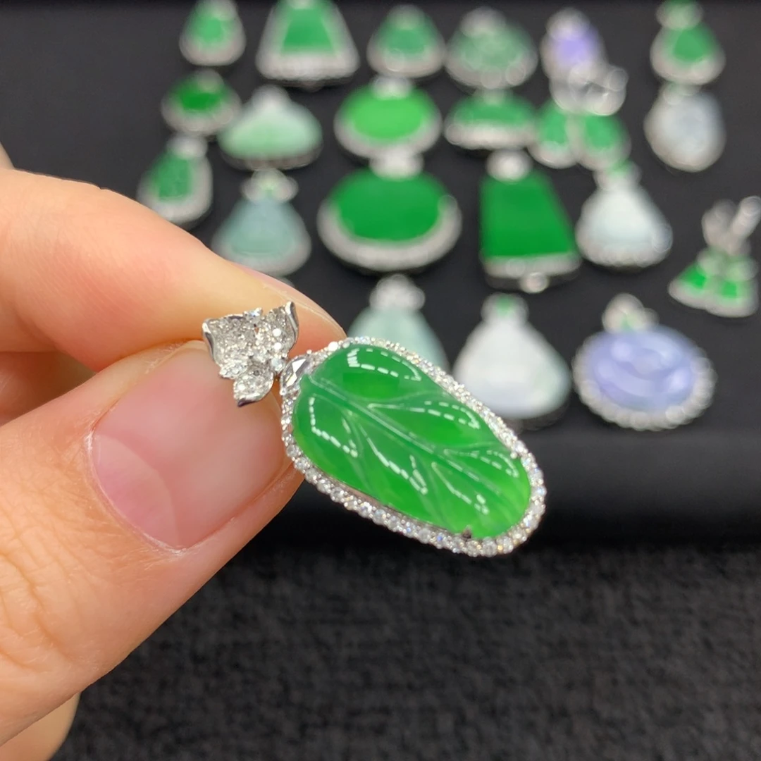 翡翠18K金镶嵌颈饰叶子