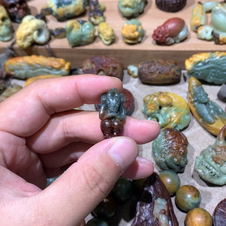 未镶嵌岫岩河磨玉（透闪石质玉）挂件