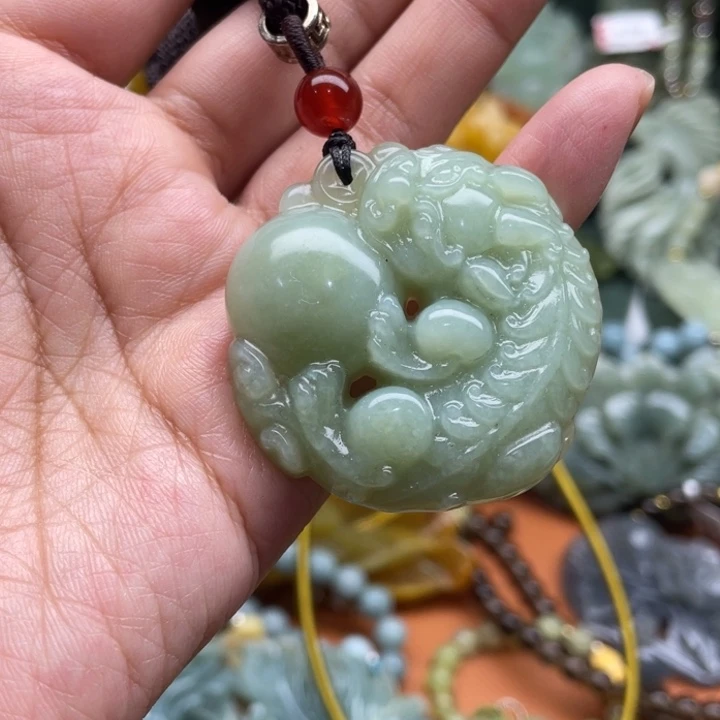 蛇纹石玉吊坠合金
