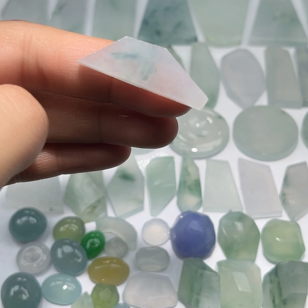 翡翠未镶嵌颈饰67889