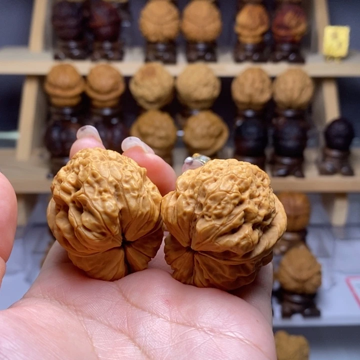 吊坠文玩核桃42太古金蟾。  Y57