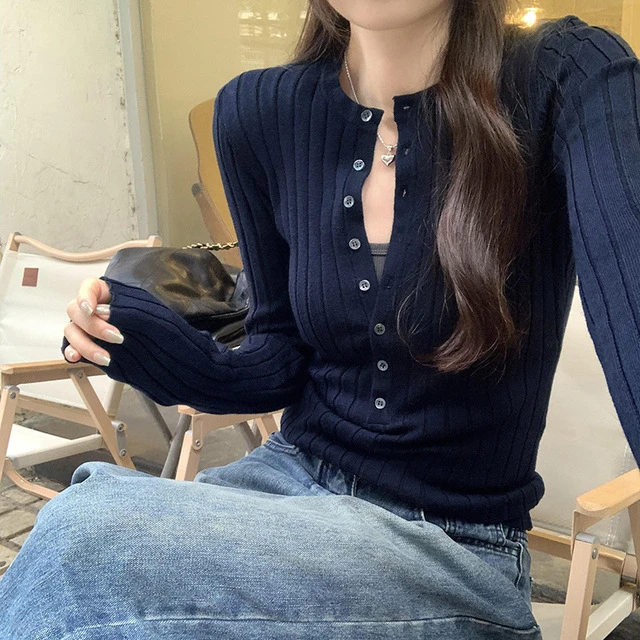 商场实拍图初冬气质显瘦针织衫上衣女今年流行的韩系设计感短款毛